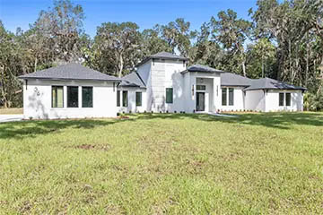 Front view of contemporary home by Stoughton & Duran